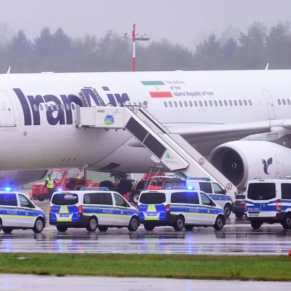 Die Bundespolizei durchsucht einen Airbus A330 der iranischen Fluggesellschaft IranAir am Flughafen Hamburg. Das Flugzeug war nach einer Anschlagsdrohung evakuiert worden.