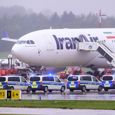 Die Bundespolizei durchsucht einen Airbus A330 der iranischen Fluggesellschaft IranAir am Flughafen Hamburg. Das Flugzeug war nach einer Anschlagsdrohung evakuiert worden.
