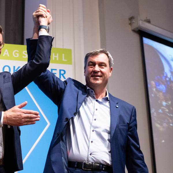 NRW-Ministerpräsident Hendrik Wüst (l.) beglückwünscht CSU-Chef Markus Söder nach dem Wahlsieg in Bayern – die CSU musste allerdings auch Verlust hinnehmen.