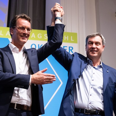 NRW-Ministerpräsident Hendrik Wüst (l.) beglückwünscht CSU-Chef Markus Söder nach dem Wahlsieg in Bayern – die CSU musste allerdings auch Verlust hinnehmen.