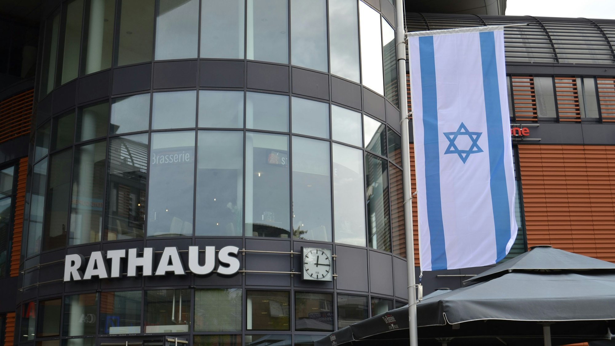 Am Rathaus in Wiesdorf hängt eine Israel-Flagge auf halbmast.