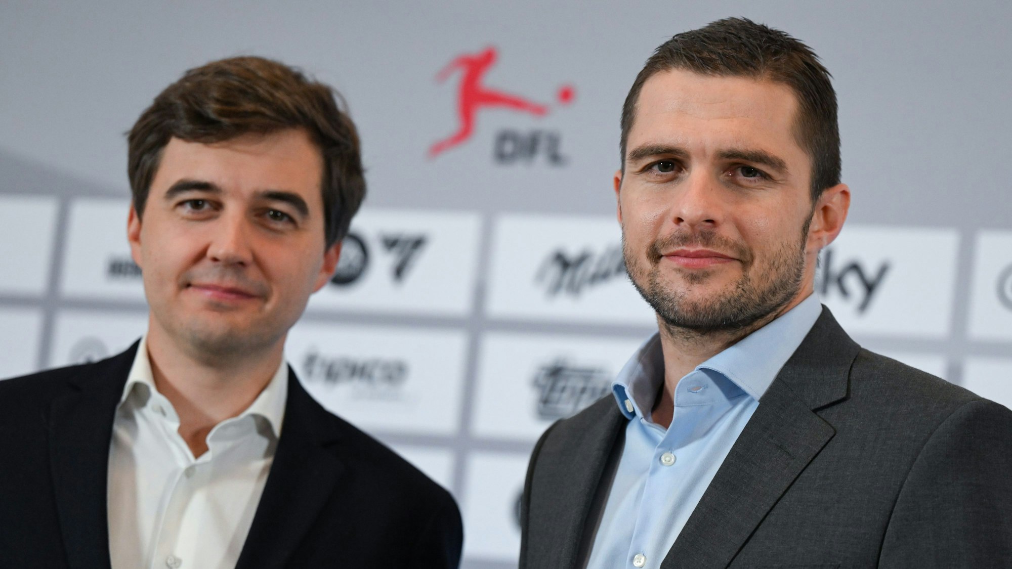Steffen Merkel (l) und Marc Lenz, die beiden Geschäftsführer der DFL GmbH, kommen im Anschluss an die Mitgliederversammlung der Deutschen Fußball Liga (DFL) zur Pressekonferenz.