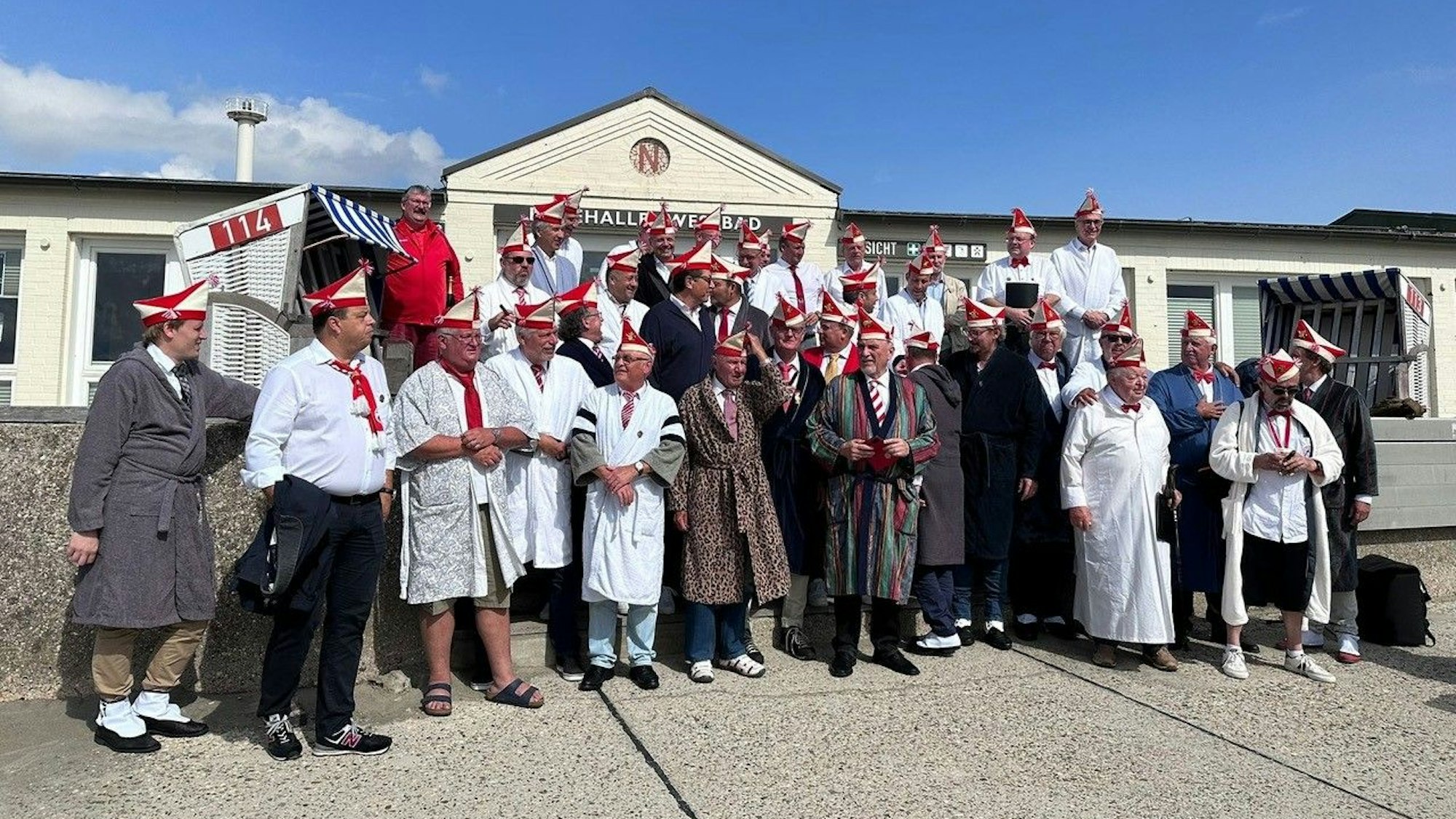 Die Roten Funken haben das historische Bild von damals im Bademantel nachgestellt.