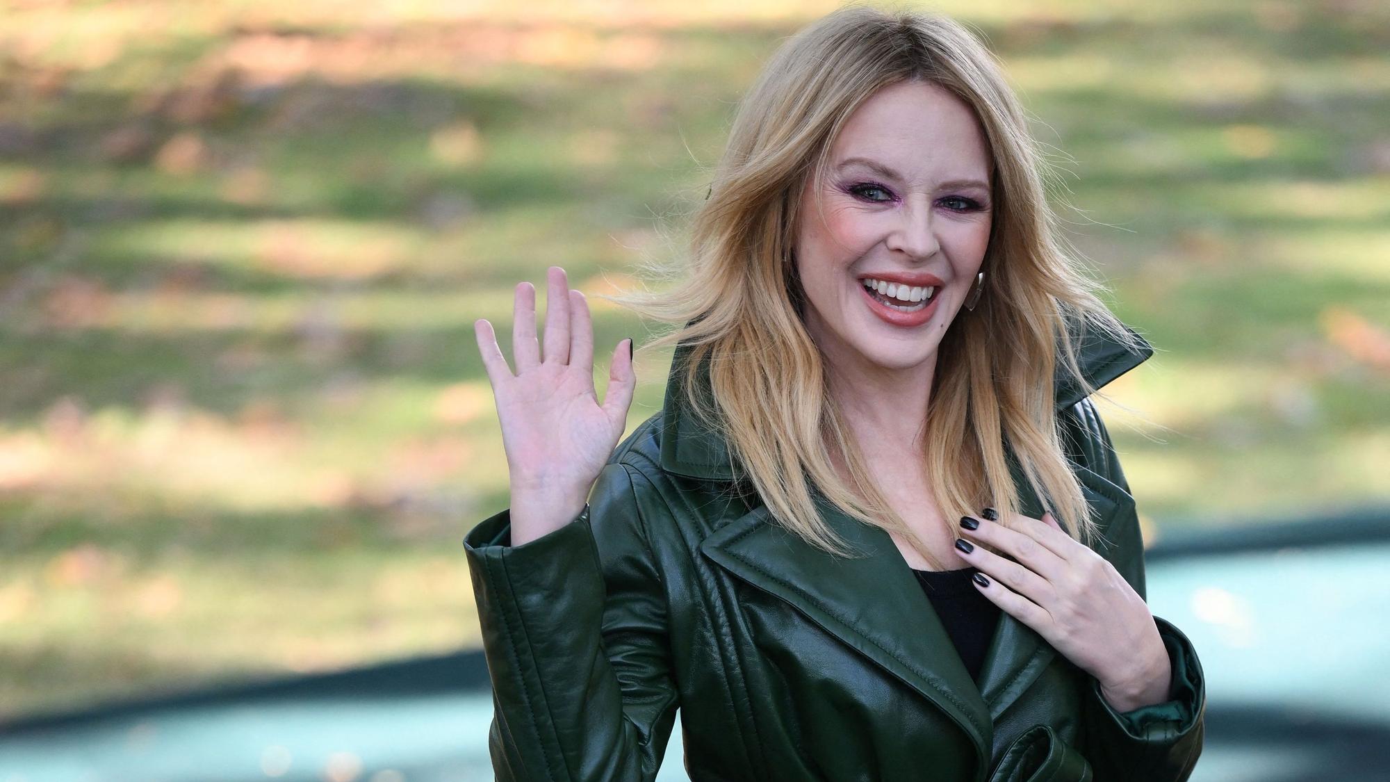 Die australische Sängerin Kylie Minogue bei der Präsentation der Frühjahr/Sommer-Kollektion 2024 des britischen Modehauses Burberry auf der Londoner Modewoche in London am 18. September 2023.