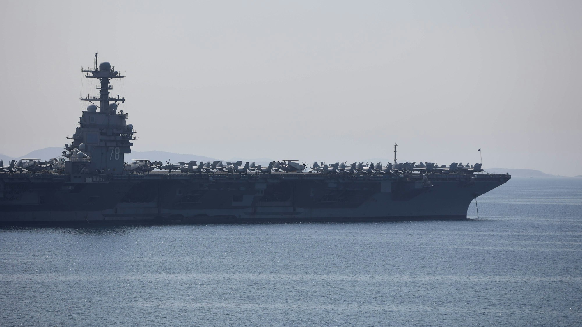 Der atomgetriebene Flugzeugträger der US-Marine, USS Gerald R. Ford, bei einer Aufnahme aus dem Juli im Mittelmeer: Nun soll das Kriegsschiff der Superlative Kurs auf Israels Küste nehmen. (Archivbild)