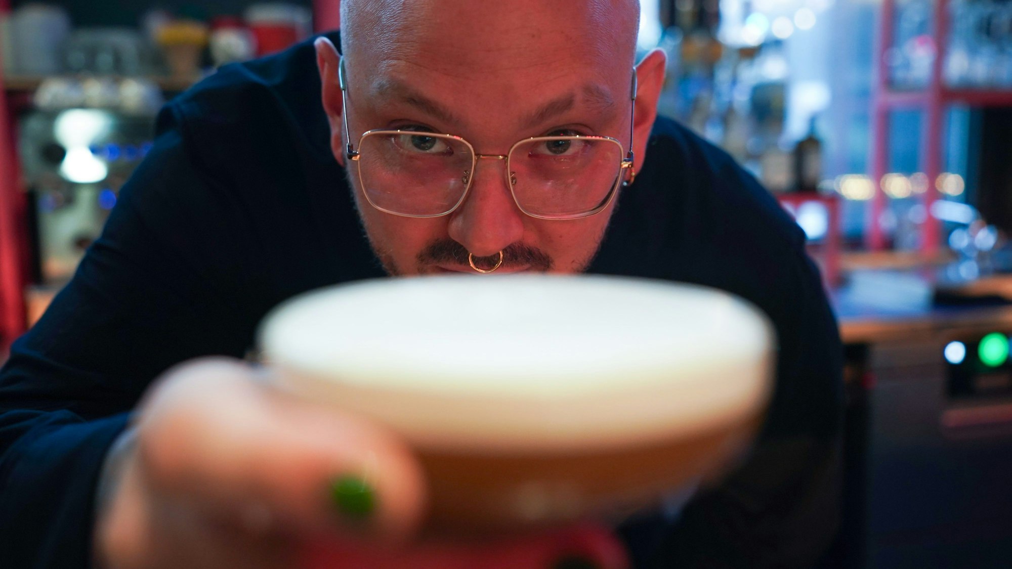 Frederik Schefferski, Barchef in der Thaifood-Bar ‚Jing Jing‘ in Hamburg, steht hinter der Bar und bereitet einen Cocktail zu. Das ‚Jing Jing‘ wurde als beste neue Bar ausgezeichnet.