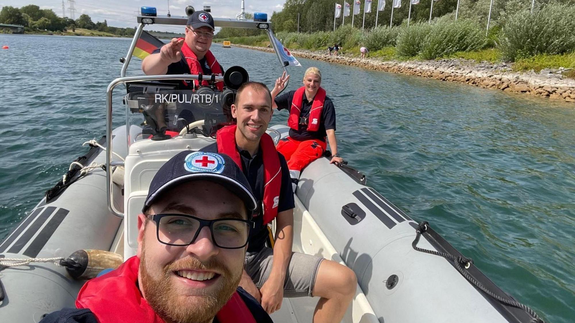 Mitglieder der Wasserwacht in einem Rettungsboot.