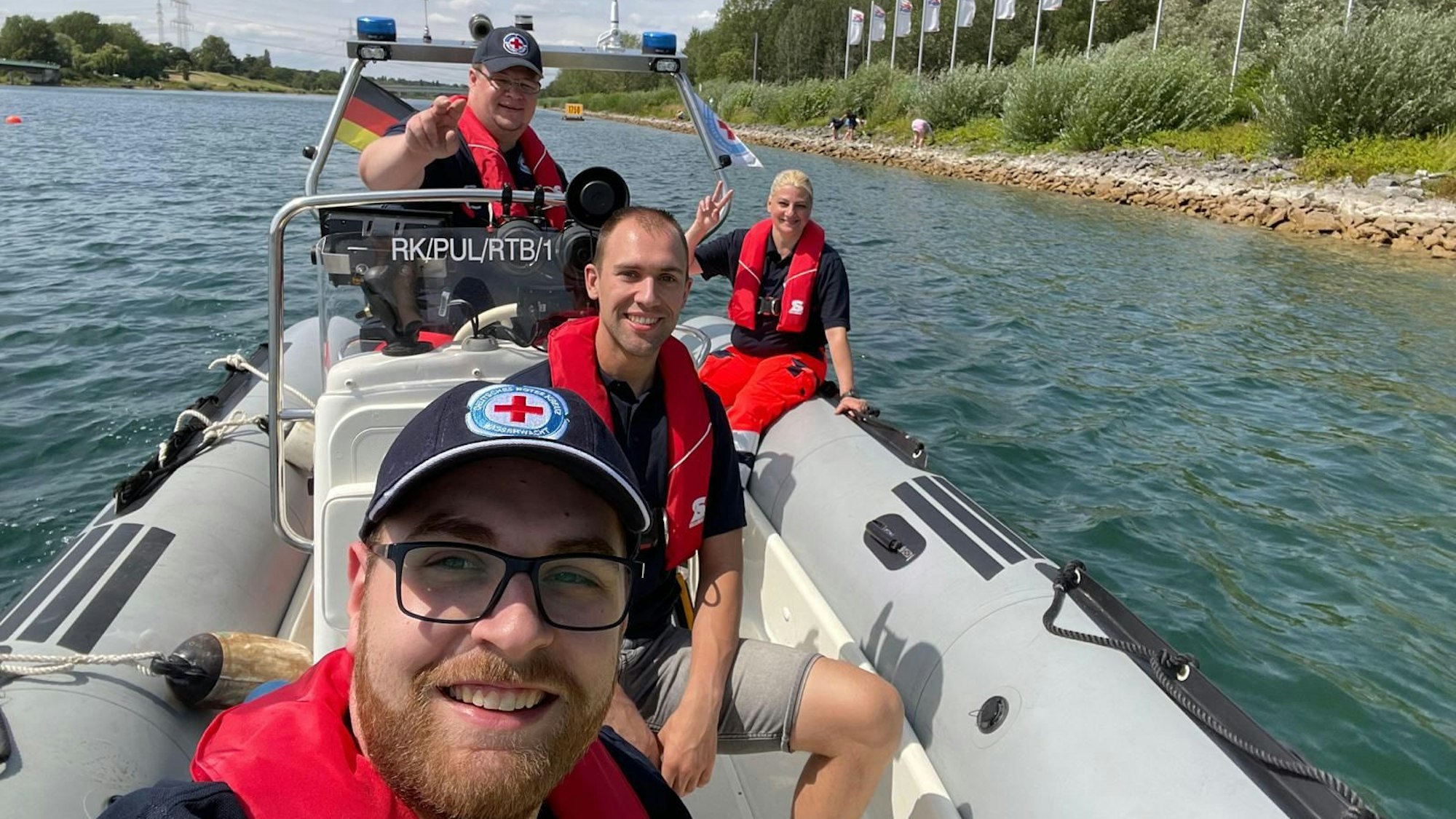 Mitglieder der Wasserwacht in einem Rettungsboot.