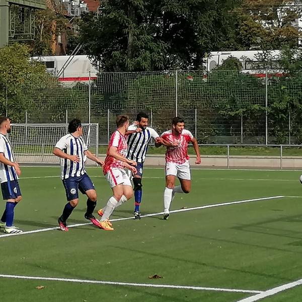 Mustafa Akyol (Mitte) erzielt eines seiner fünf Tore für Agrippina II im Spiel gegen den FSV Köln II.