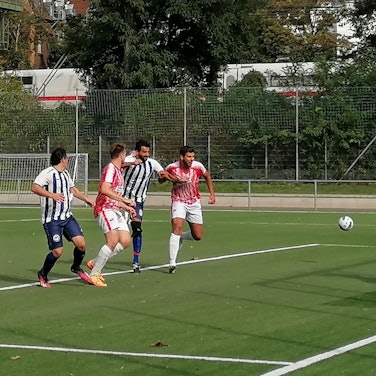 Mustafa Akyol (Mitte) erzielt eines seiner fünf Tore für Agrippina II im Spiel gegen den FSV Köln II.