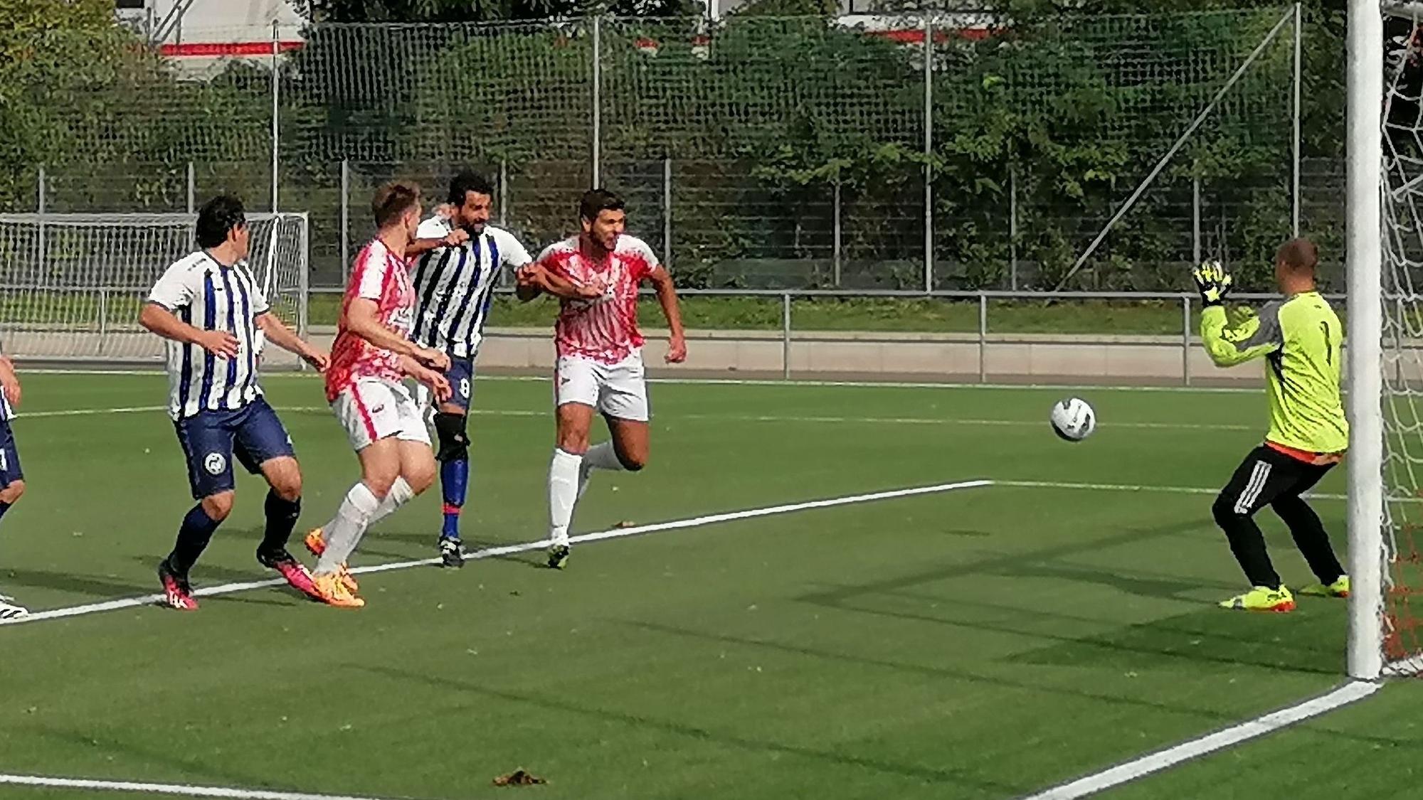 Mustafa Akyol (Mitte) erzielt eines seiner fünf Tore für Agrippina II im Spiel gegen den FSV Köln II.