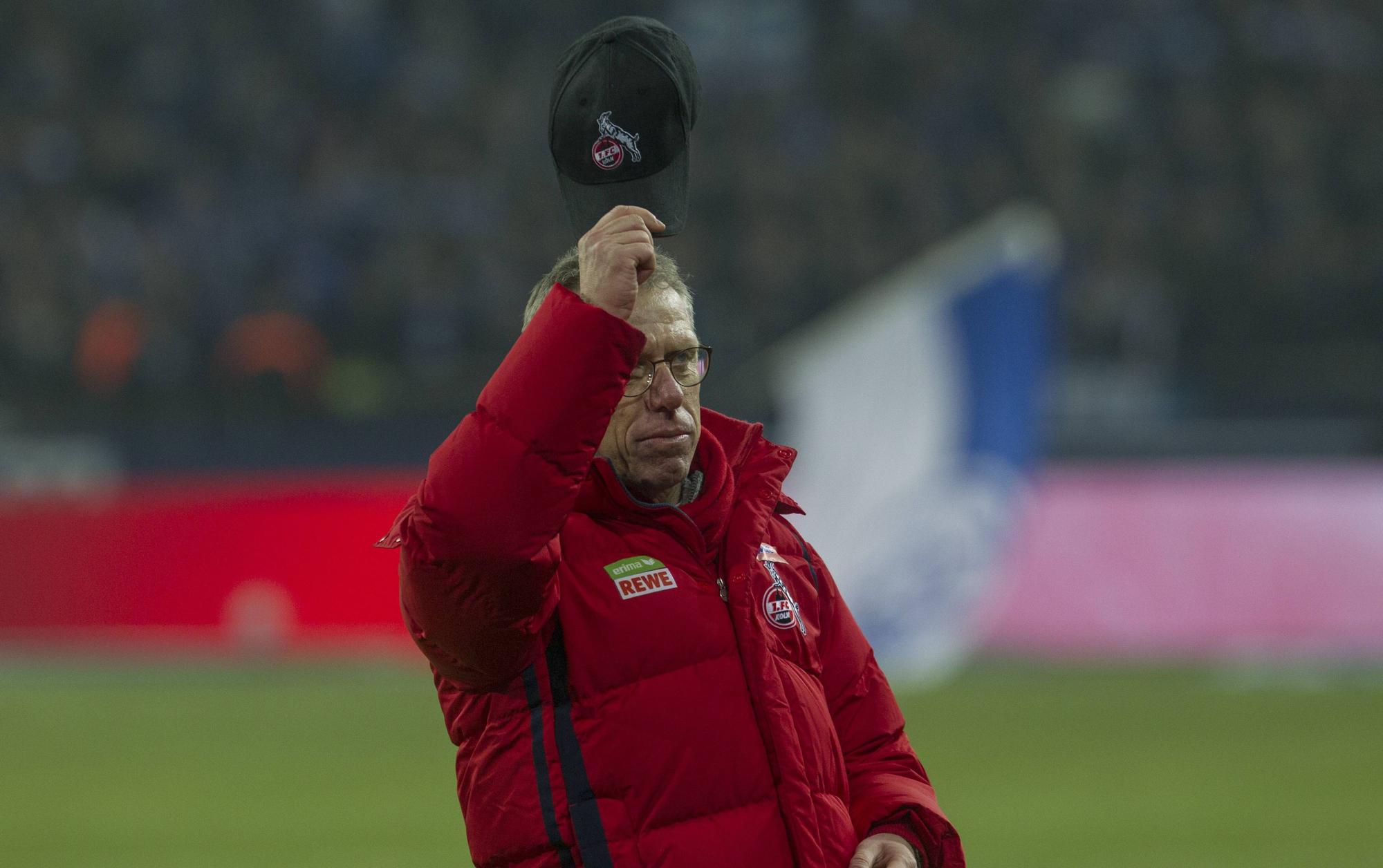 Peter Stöger zieht nach dem Spiel beim FC Schalke den Hut vor den mitgereisten FC-Fans. Nach dem Spiel trennt sich der 1. FC Köln von seinem langjährigen Cheftrainer.