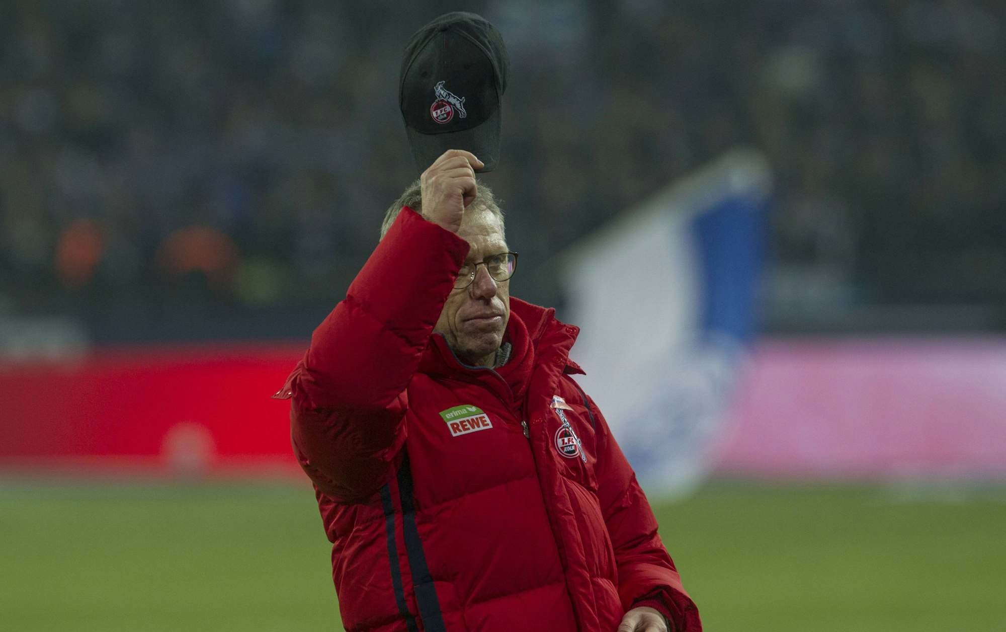 Peter Stöger zieht nach dem Spiel beim FC Schalke den Hut vor den mitgereisten FC-Fans. Nach dem Spiel trennt sich der 1. FC Köln von seinem langjährigen Cheftrainer.