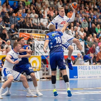 Rückraumspieler Tom Jansen springt hoch und hält dabei den Ball in der linken Hand.