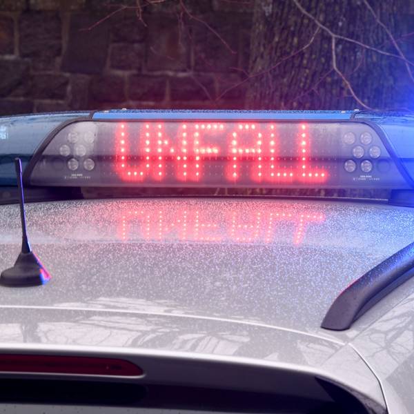 Auf dem Foto ist das Display auf dem Dach eines Polizeiwagens zu sehen, es zeigt „Unfall“ an.