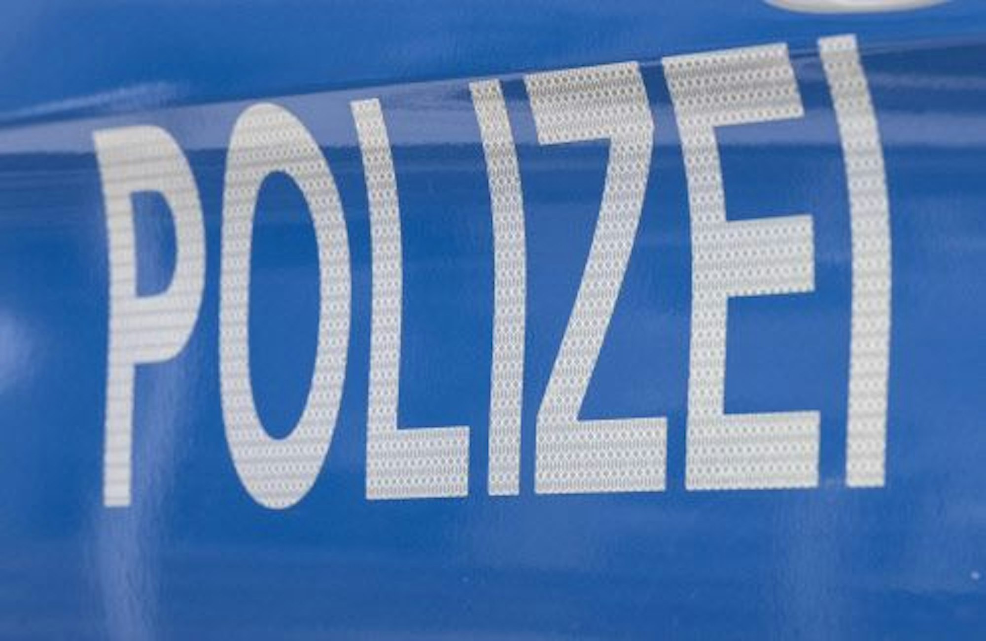 Ein Absperrband der Polizei mit der Aufschrift 'Polizeiabsperrung'. (Symbolbild)