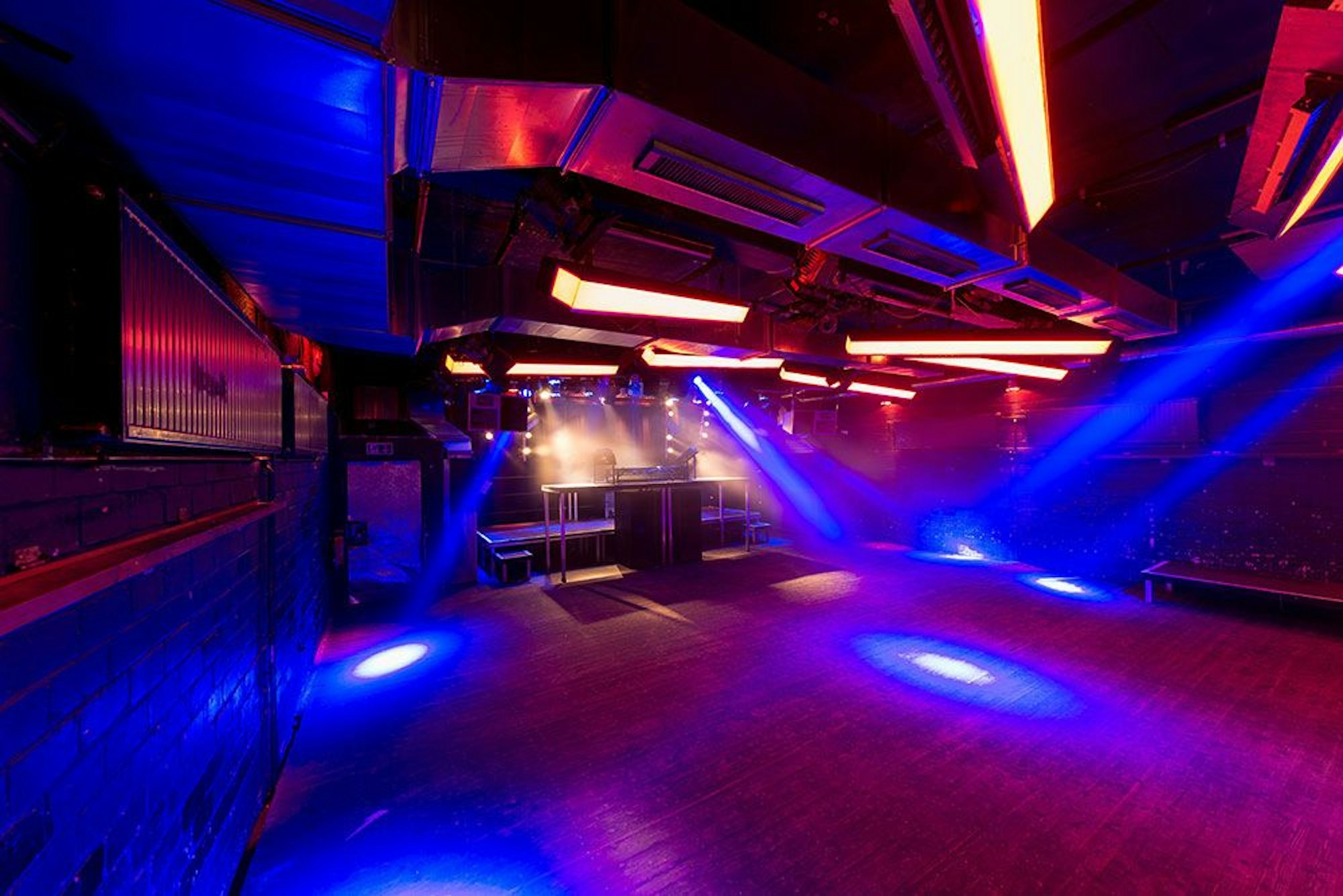 Die leere Tanzfläche im Artheater