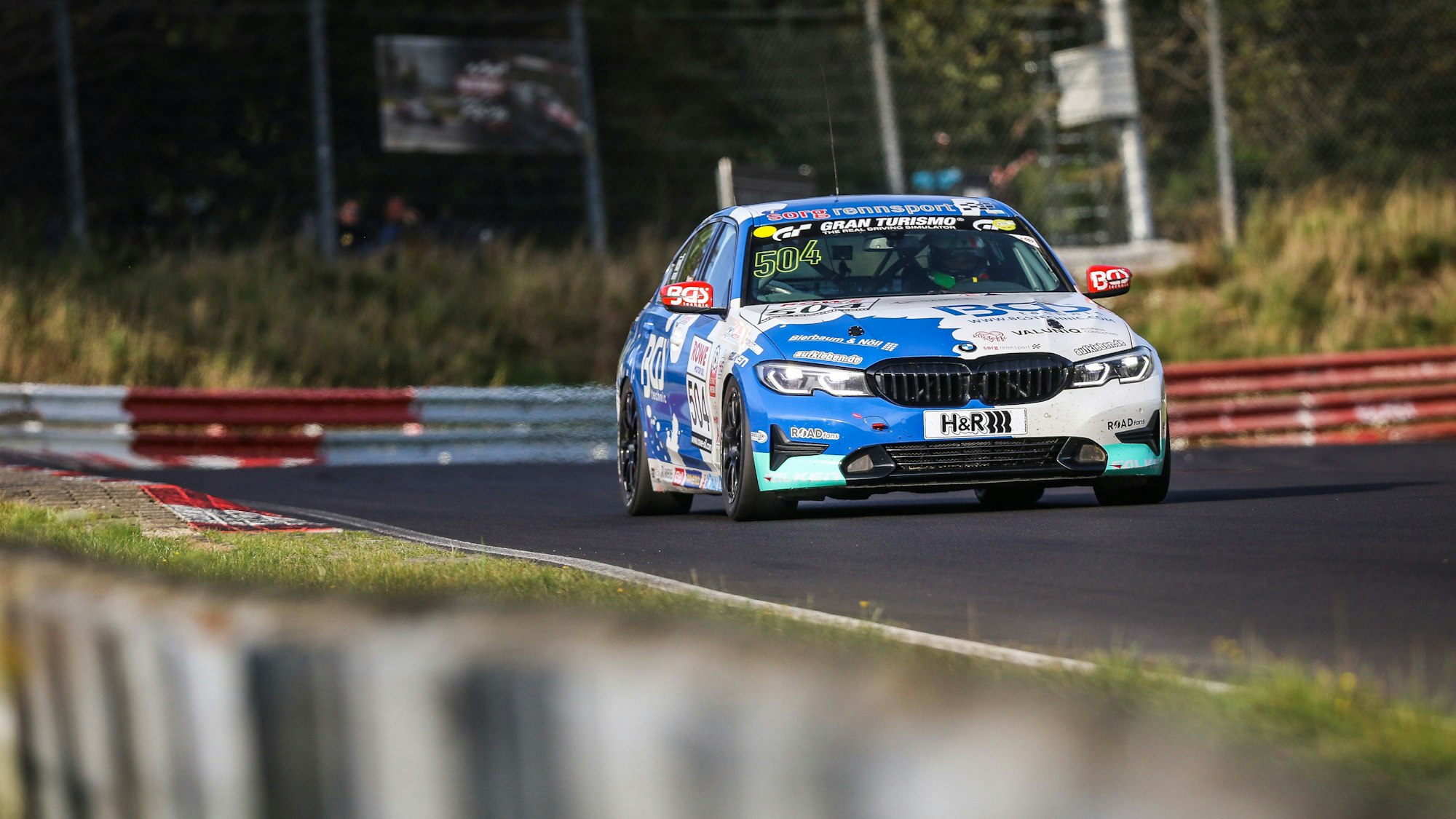Der BMW des Rennfahrers Björn Simon fährt über den Nürburgring.