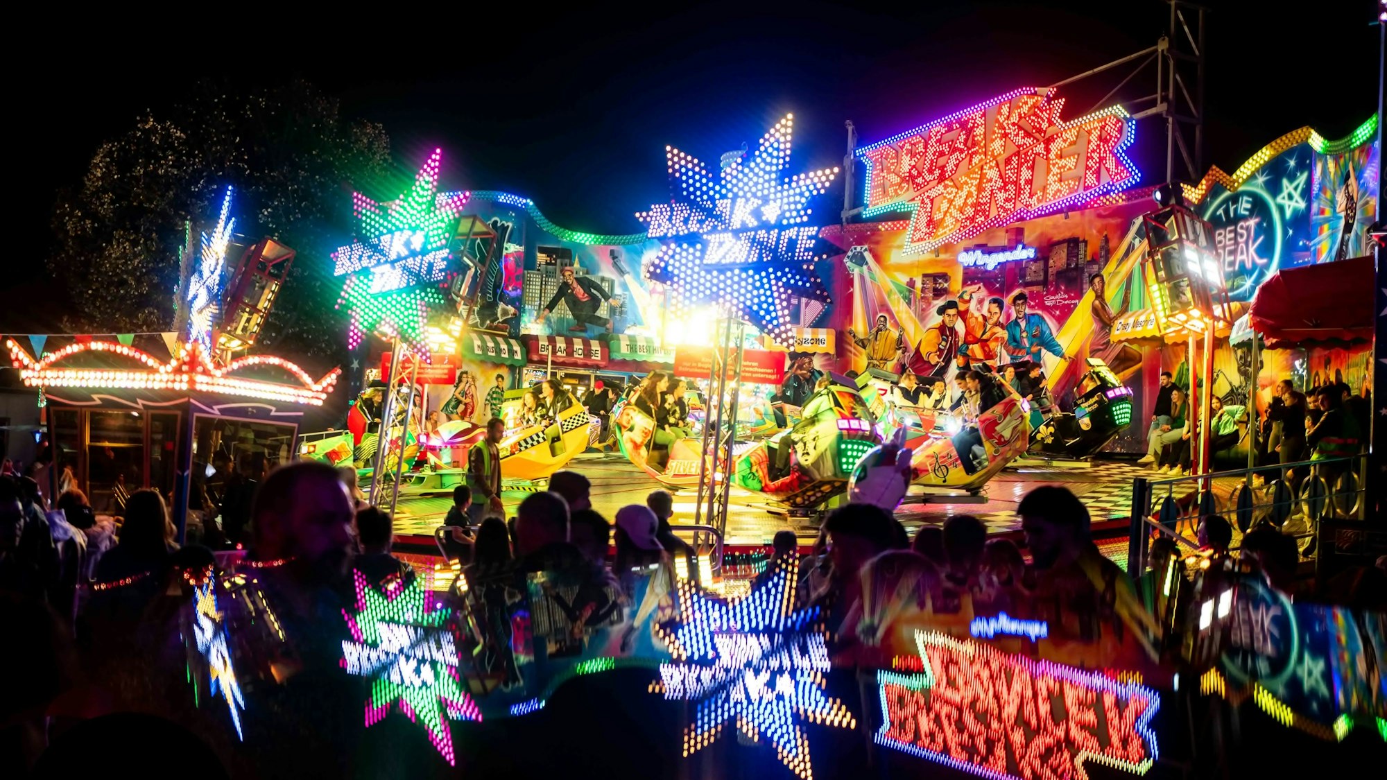 Das Archivbild zeigt den Simon-Juda-Markt in Euskirchen bei Nacht. Unzählige Lichter erhellen die Szenerie
