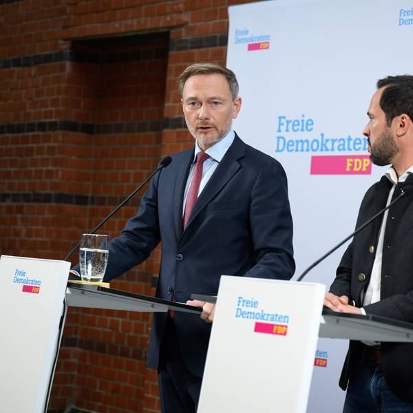 09.10.2023, Berlin: Christian Lindner (l-r), Bundesvorsitzender der FDP, äußert sich zusammen mit den beiden FDP-Spitzenkandidaten Martin Hagen (Bayern) und Stefan Naas (Hessen) bei einer Pressekonferenz vor der FDP-Vorstandssitzung zum Ausgang der Landtagswahlen in Bayern und Hessen. Foto: Bernd von Jutrczenka/dpa +++ dpa-Bildfunk +++