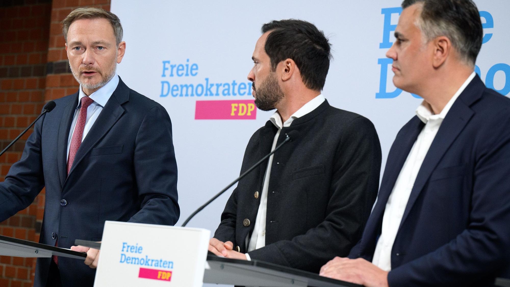 09.10.2023, Berlin: Christian Lindner (l-r), Bundesvorsitzender der FDP, äußert sich zusammen mit den beiden FDP-Spitzenkandidaten Martin Hagen (Bayern) und Stefan Naas (Hessen) bei einer Pressekonferenz vor der FDP-Vorstandssitzung zum Ausgang der Landtagswahlen in Bayern und Hessen. Foto: Bernd von Jutrczenka/dpa +++ dpa-Bildfunk +++