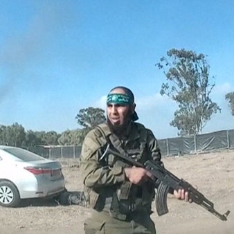 Ein Screenshot zeigt einen Hamas-Terroristen auf dem Gelände des „Supernova“-Musikfestivals nahe des Kibbuz Reim in Südisrael. Laut israelischen Behörden wurden mindestens 260 der Festivalbesucher von Hamas-Truppen am Samstagmorgen ermordet.