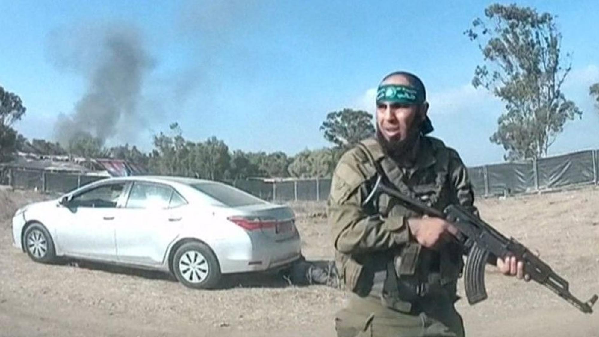 Ein Screenshot zeigt einen Hamas-Terroristen auf dem Gelände des „Supernova“-Musikfestivals nahe des Kibbuz Reim in Südisrael. Laut israelischen Behörden wurden mindestens 260 der Festivalbesucher von Hamas-Truppen am Samstagmorgen ermordet.