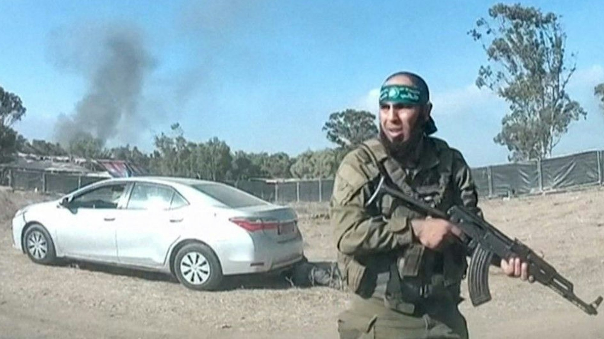 Ein Screenshot zeigt einen Hamas-Terroristen auf dem Gelände des „Supernova“-Musikfestivals nahe des Kibbuz Reim in Südisrael. Laut israelischen Behörden wurden mindestens 260 der Festivalbesucher von Hamas-Truppen am Samstagmorgen ermordet.
