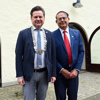 Die Bürgermeister Simon Alfasi und Ulrich Stücker bei der 30-Jahrfeier ihrer Städtepartnerschaft.