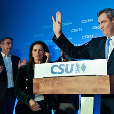 08.10.2023, Bayern, München: Markus Söder, CSU-Spitzenkandidat und Ministerpräsident von Bayern, kommt nach der Bekanntgabe der ersten Prognose zur Landtagswahl in Bayern zu der Wahlparty im Landtag. In Bayern fand am Sonntag die Wahl zum 19. Bayerischen Landtag statt. Foto: Peter Kneffel/dpa +++ dpa-Bildfunk +++