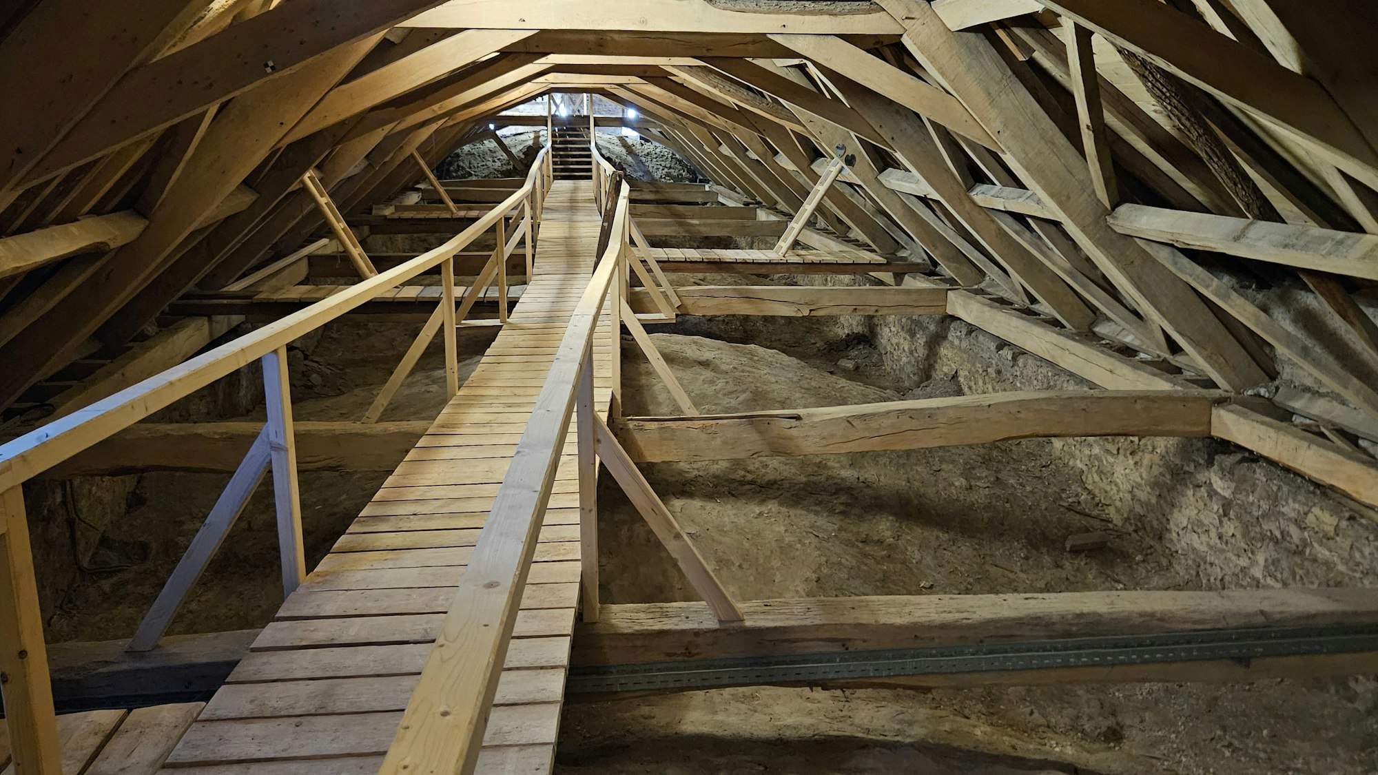 Das Foto zeigt den Holzsteg über dem Gewölbe der Basilika und Teile des Dachstuhls.