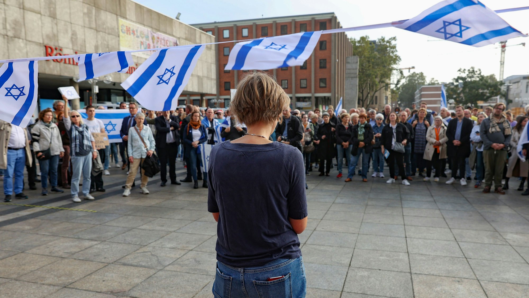 Die Pro-Israel-Kundgebung am Sonntag auf dem Roncalliplatz.