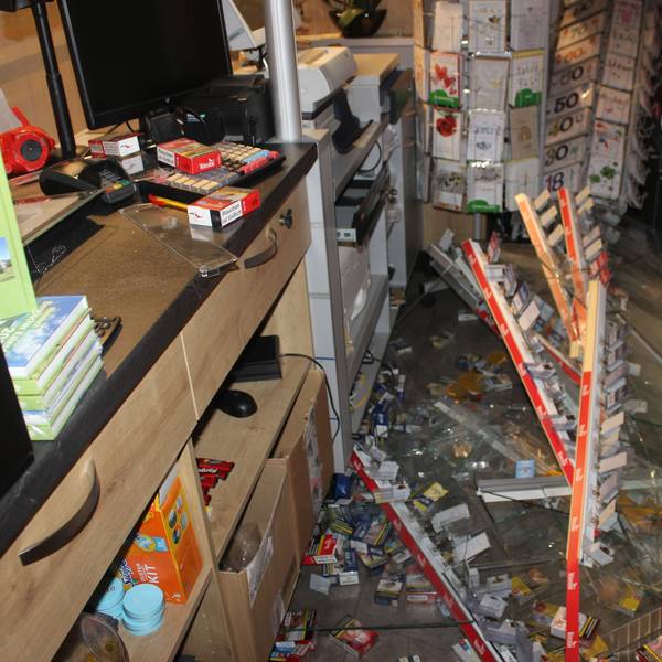 Herausgerissene Regale liegen zerstört in einem Gang des Lottogeschäfts.