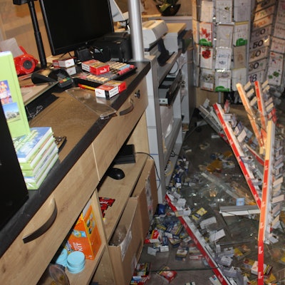 Herausgerissene Regale liegen zerstört in einem Gang des Lottogeschäfts.