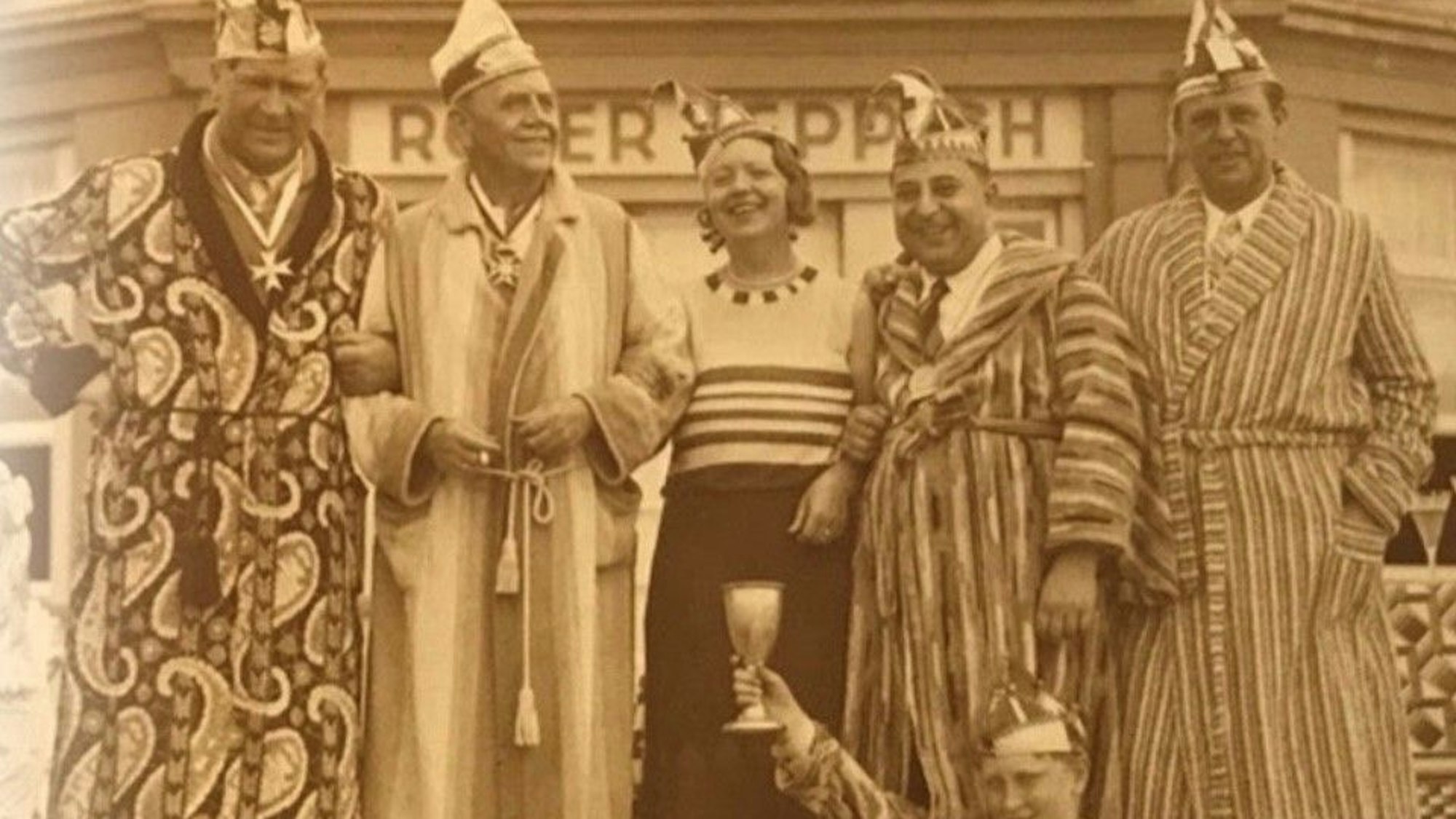 Historisches Bild der Roten Funken (Ostermann, 2.v. links; Tobar 2.v. rechts).