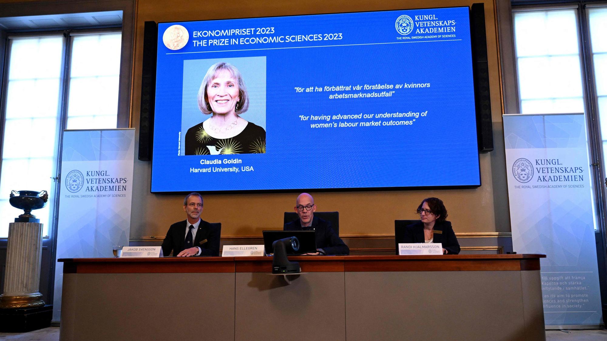 Die Gewinnerin des Preises für Wirtschaftswissenschaften, die amerikanische Wirtschaftswissenschaftlerin Claudia Goldin, ist auf einem Display zu sehen.