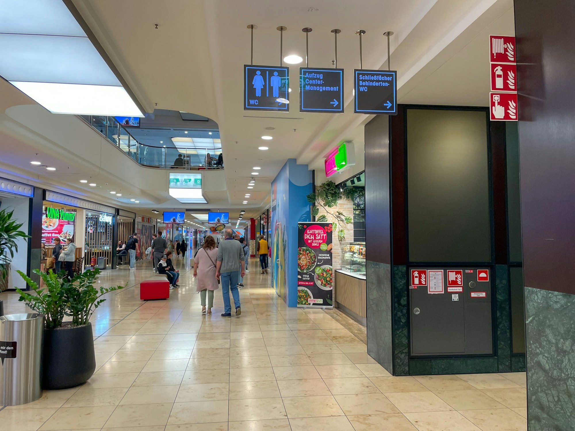Eine öffentliche Toilette gibt es im Untergeschoss der Rathausgalerie.