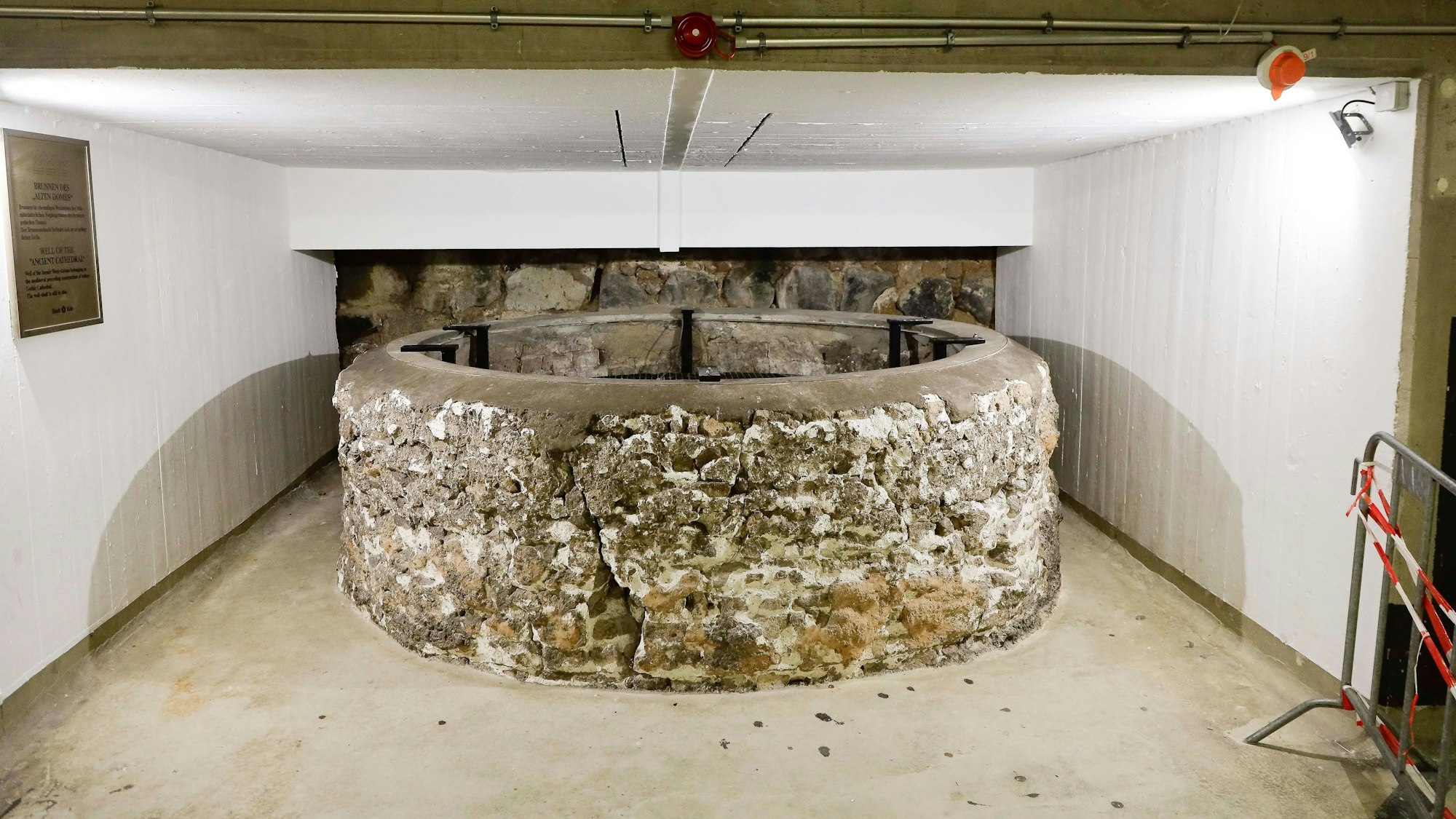 Der mittelalterliche Brunnen in der Dom-Tiefgarage.
