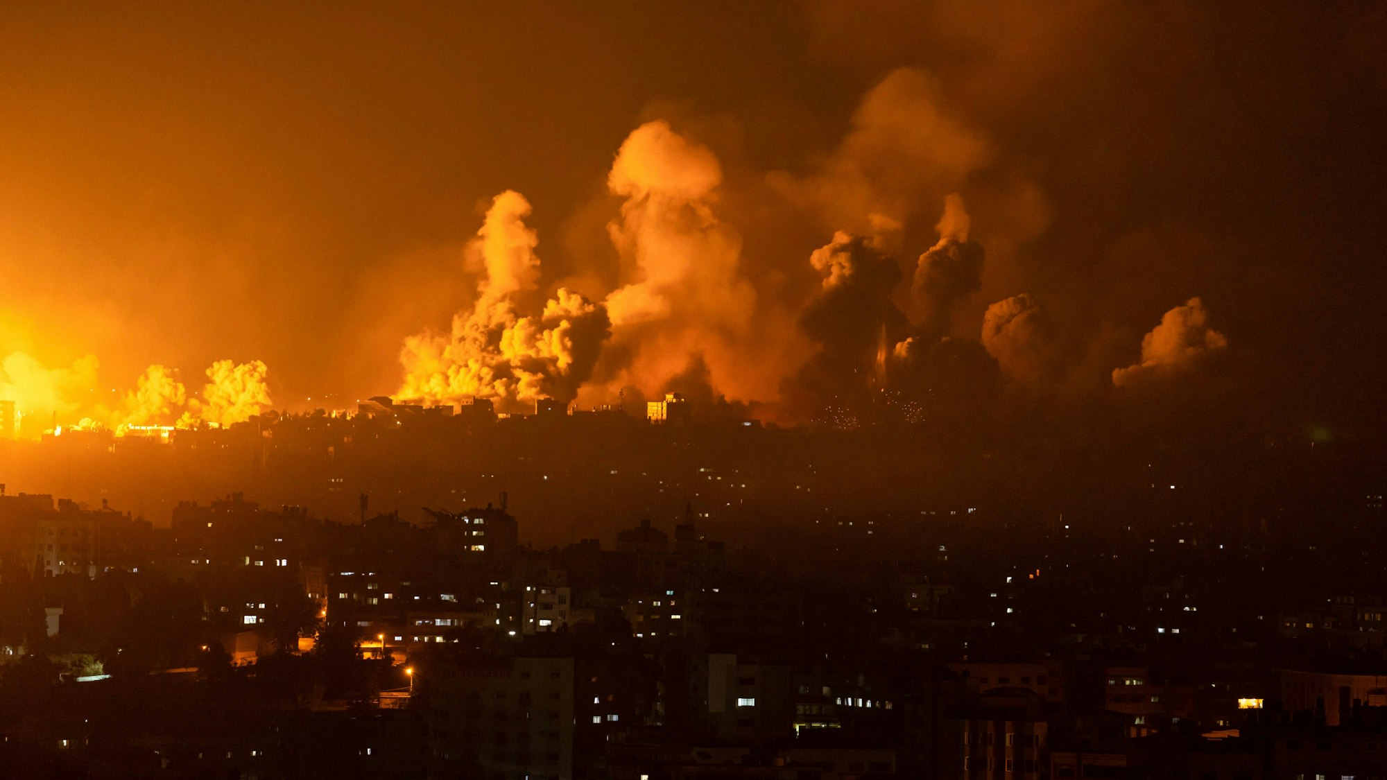 Die israelischen Streitkräfte reagierten mit heftigen Bombardements des Gazastreifens auf den Angriff der Hamas. Am Montag kündigte Tel-Aviv die Abriegelung des palästinensischen Autonomiegebiets an.