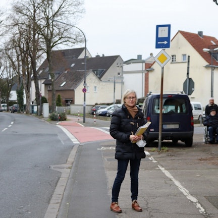 Renate Litzkow beklagt das Lärmproblem unter anderem in der Odenthaler Straße in Dünnwald.