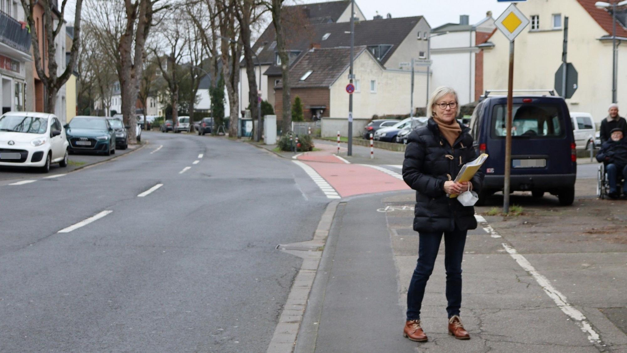 Renate Litzkow beklagt das Lärmproblem unter anderem in der Odenthaler Straße in Dünnwald.