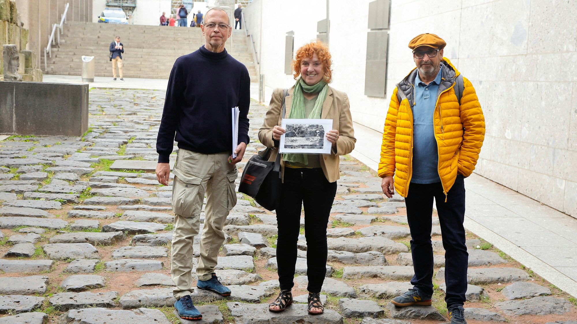 Die Stadtführer auf der römischen Hafen-Straße in der Altstadt.