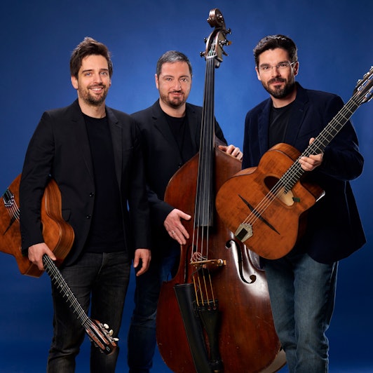 Das Joscho-Stephan-Trio: drei Musiker, alle in Schwarz gekleidet, mit ihren Instrumenten (Gitarre, Kontrabass).