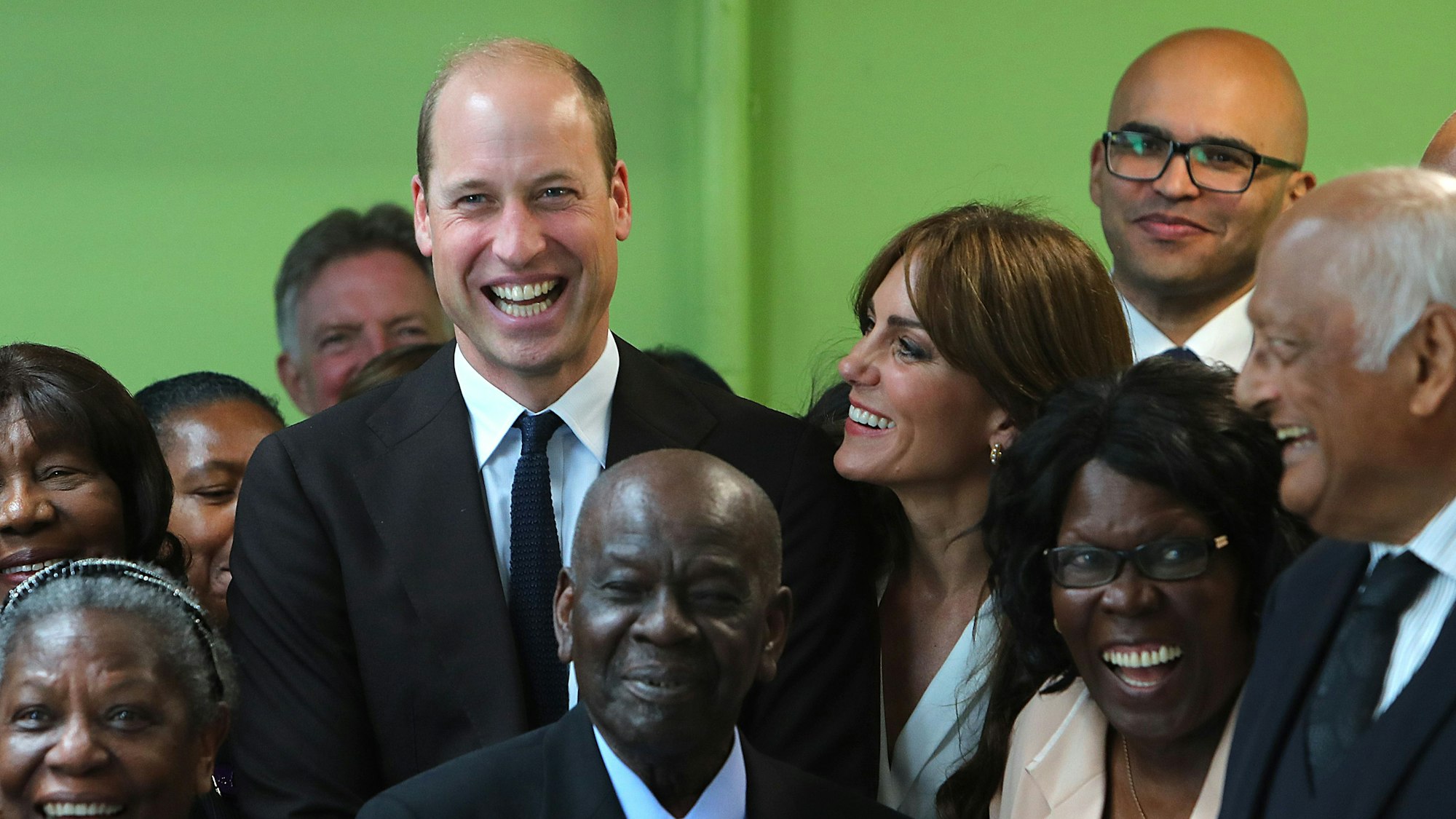 Prinz William und Prinzessin Kate lachen mit Mitgliedern der Windrush Cymruders Elders, während des Besuchs im Grange Pavilion in Cardiff, Südwales.