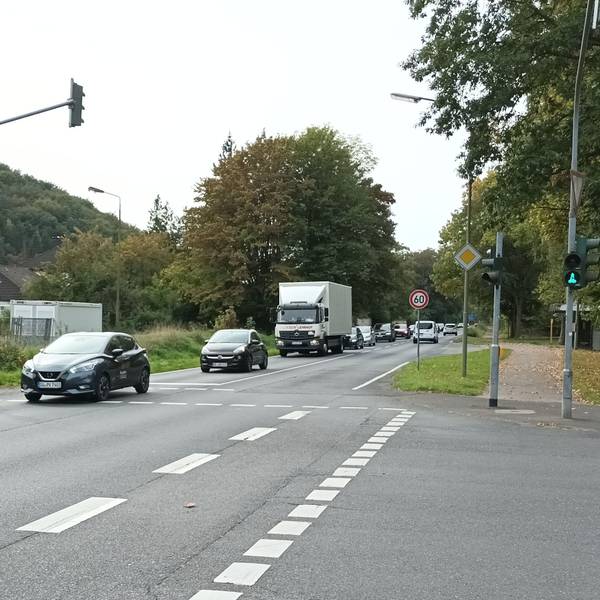 Breite Straße und Kreuzung mit Autos, Lkw und Bus