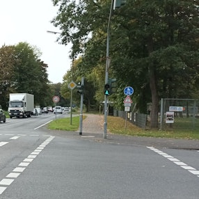 Breite Straße und Kreuzung mit Autos, Lkw und Bus