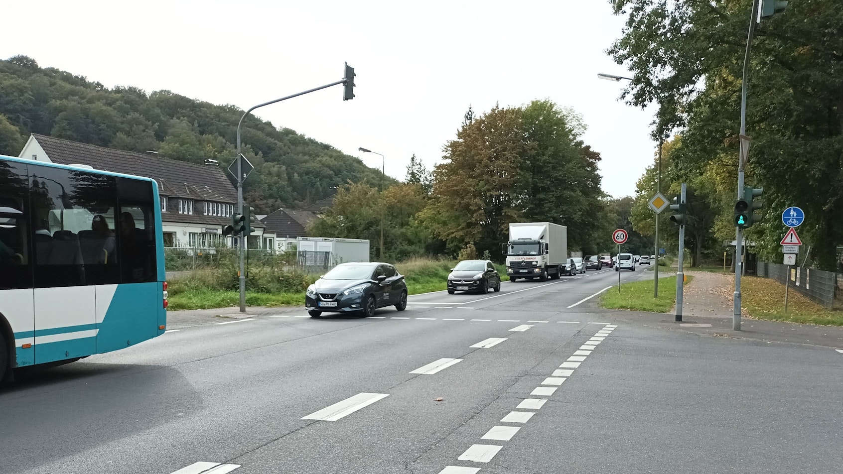 Breite Straße und Kreuzung mit Autos, Lkw und Bus