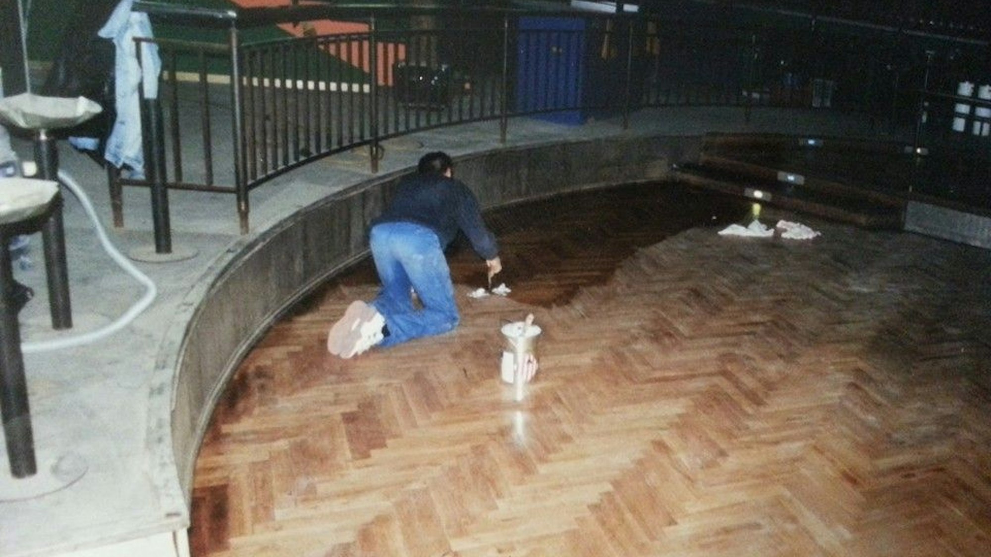 Ein Mann verlegt Parkett auf der einstigenTanzfläche der ehemaligen Discothek Magma in Wesseling.