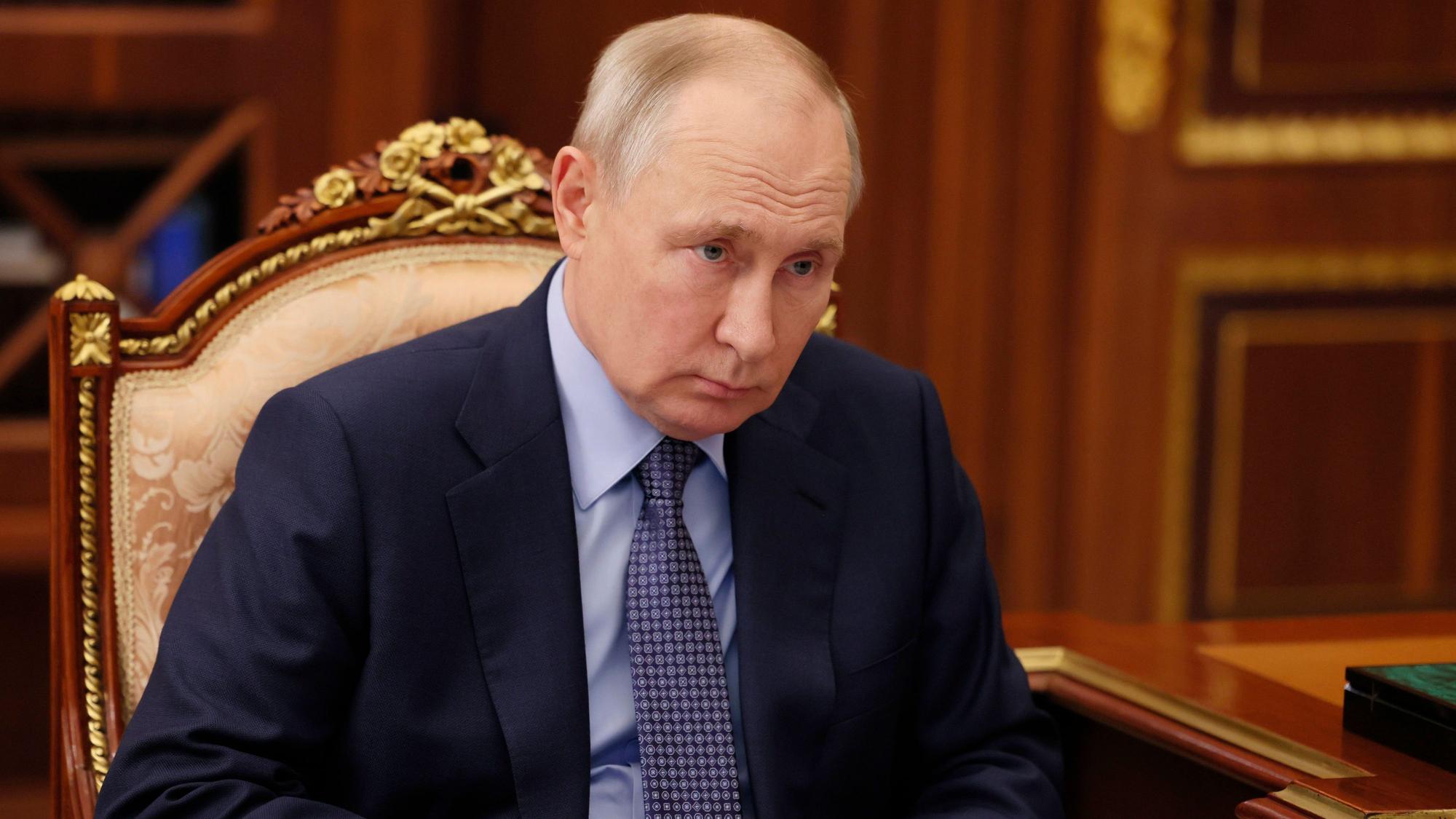 Russlands Präsident Wladimir Putin bei einem Gespräch mit Kulturministerin Olga Lyubimowa am Montag in Moskau. Die Ukraine wirft dem Kreml vor, den Angriff der Hamas auf Israel für eigene Zwecke nutzen zu wollen.