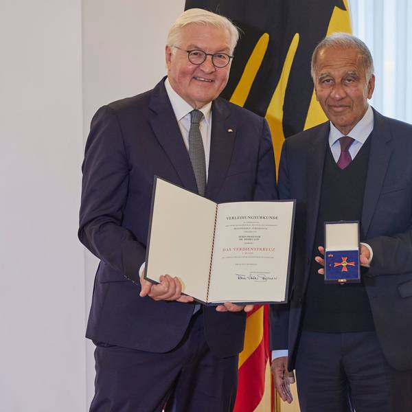 Bundespräsident Frank-Walter Steinmeier verleiht Mojib Latif den Verdienstorden zum Tag der Deutschen Einheit.